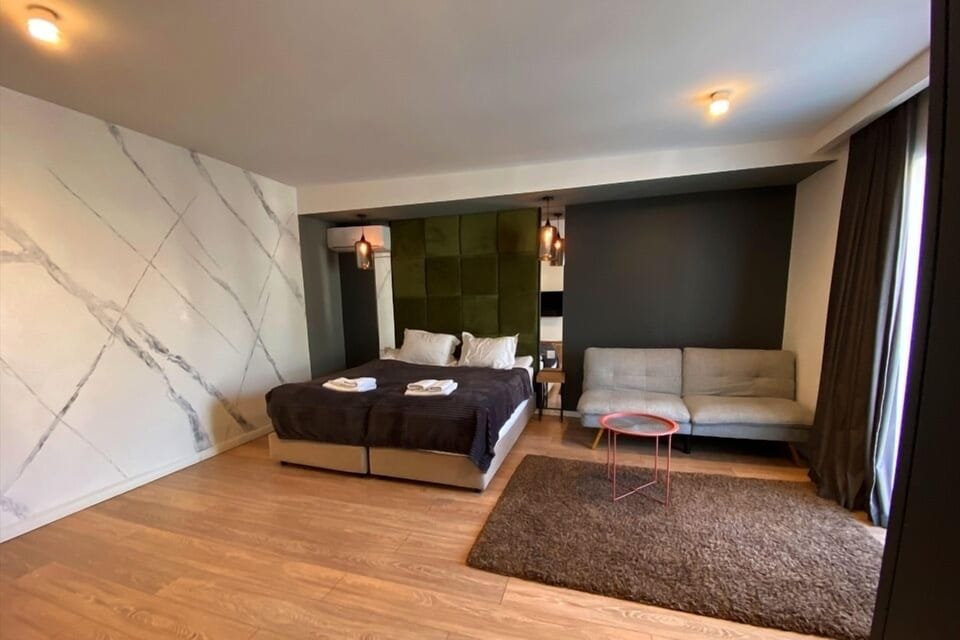 Deluxe Double or Twin Room | Desk, laptop workspace, soundproofing, iron/ironing board
