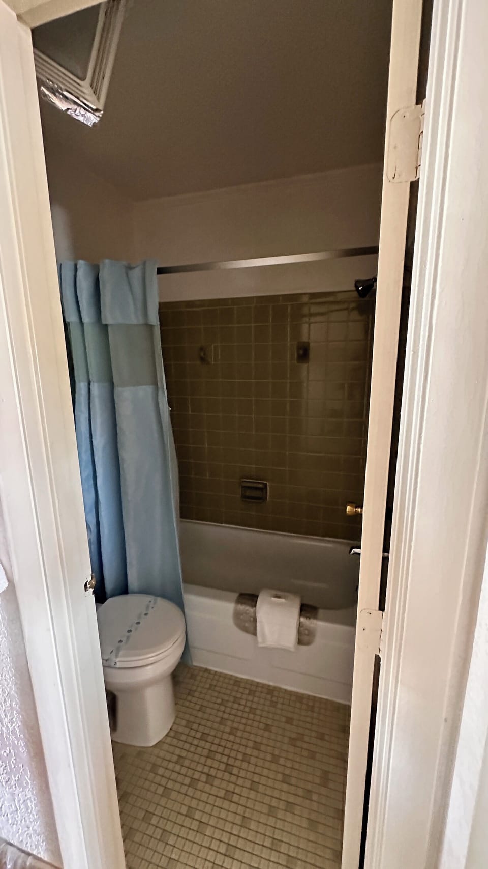Basic Single Room | Bathroom | Separate tub and shower, towels, soap, toilet paper