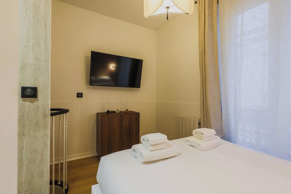 Apartment | Laptop workspace, iron/ironing board, bed sheets