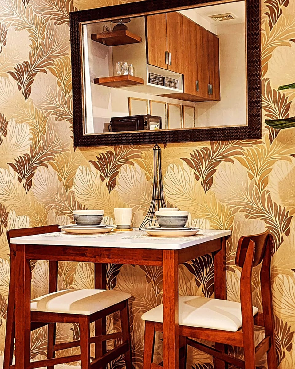 Comfort Studio, Non Smoking, City View | In-room dining