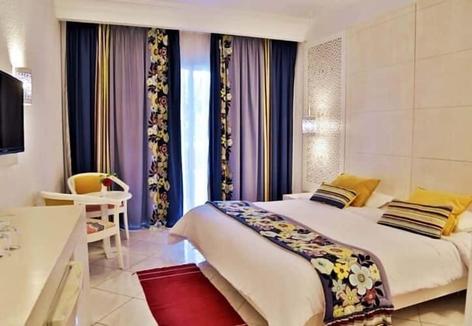 Double Room, Balcony, Garden View | In-room safe, soundproofing, free WiFi