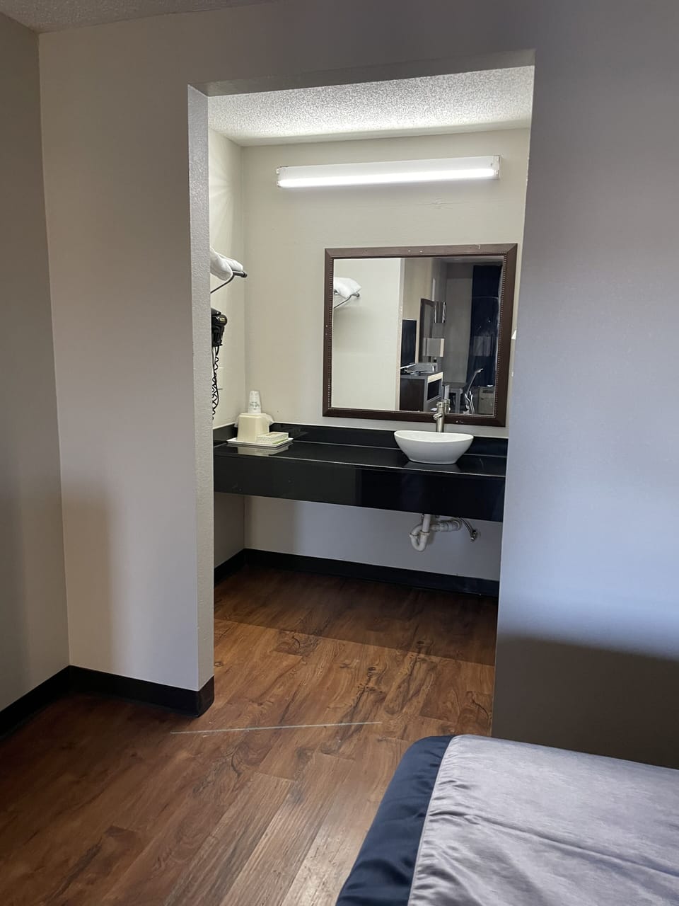 Combined shower/tub, hair dryer, towels