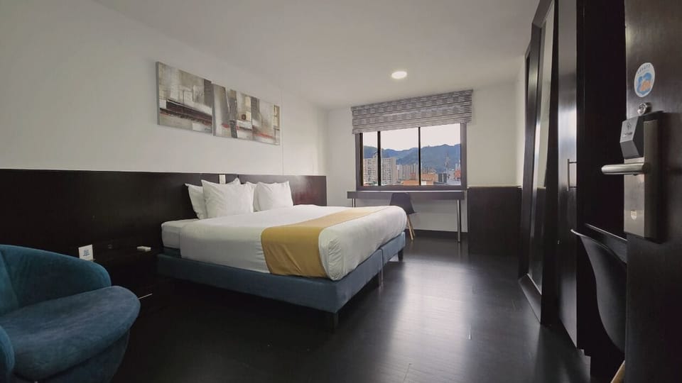 In-room safe, laptop workspace, iron/ironing board, free WiFi