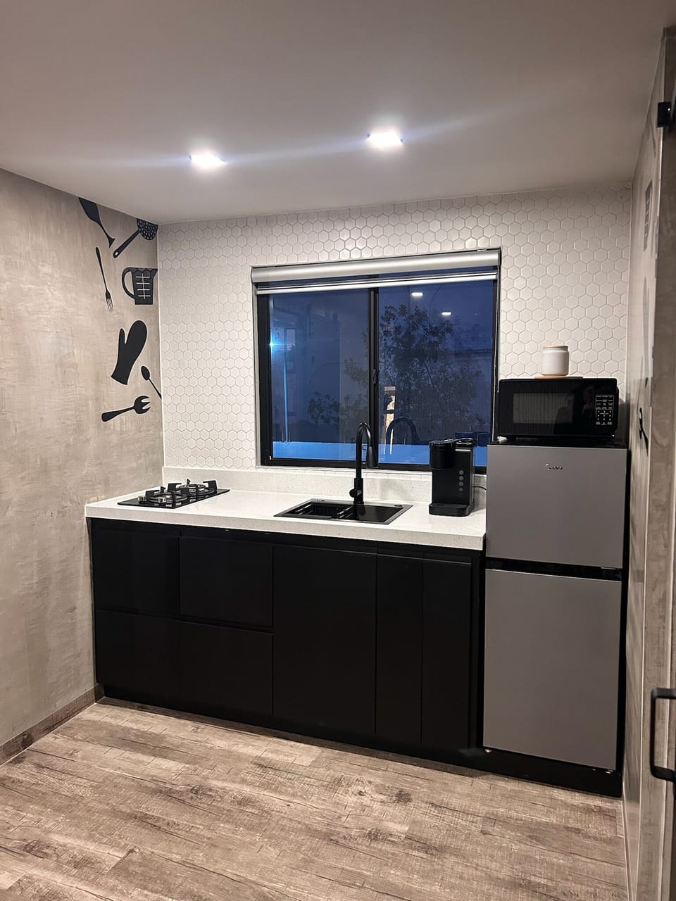 Double Room, 2 Queen Beds, Balcony, Courtyard View | Private kitchen | Fridge, microwave