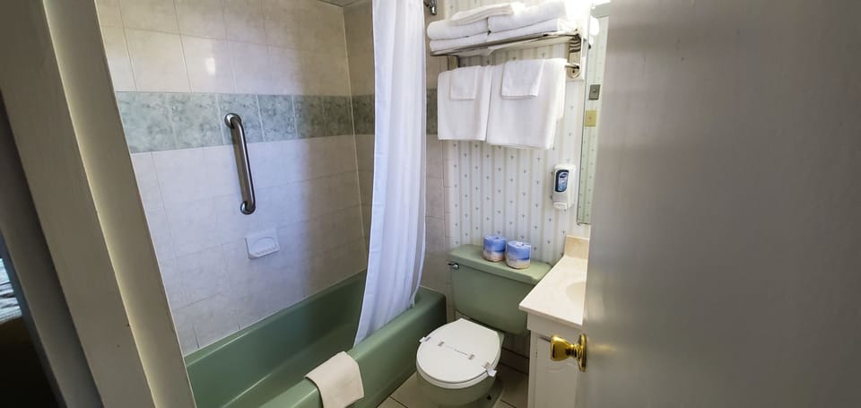 Family Room, Kitchen | Bathroom | Combined shower/tub, hair dryer, towels, soap