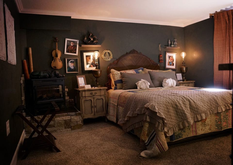Single Room, 1 Queen Bed, Fireplace (only accessible via stairs) | Premium bedding, pillowtop beds, desk, laptop workspace