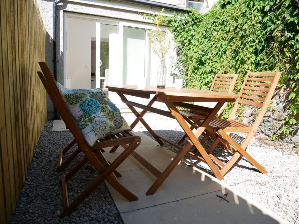 Classic Apartment, City View | Laptop workspace, iron/ironing board, free WiFi