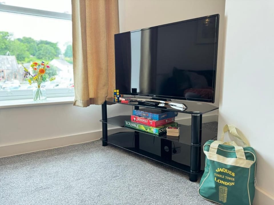 Classic Apartment, City View | Laptop workspace, iron/ironing board, free WiFi
