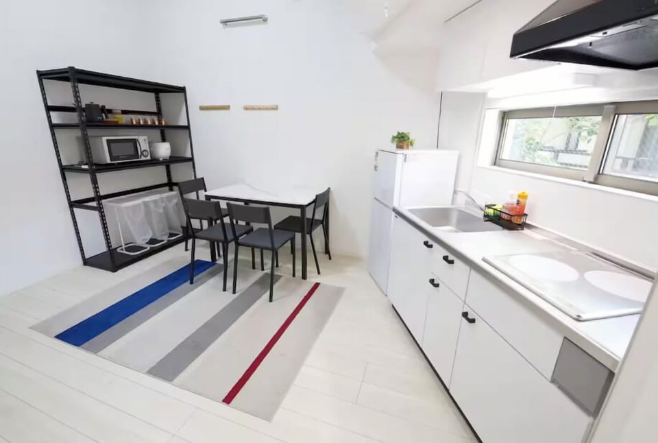 Basic Apartment (302) | Private kitchen | Fridge, microwave, stovetop, cookware/dishes/utensils
