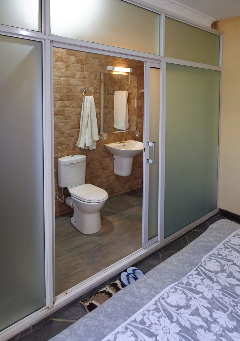 Family Twin Room | Bathroom | Free toiletries, towels, soap, shampoo