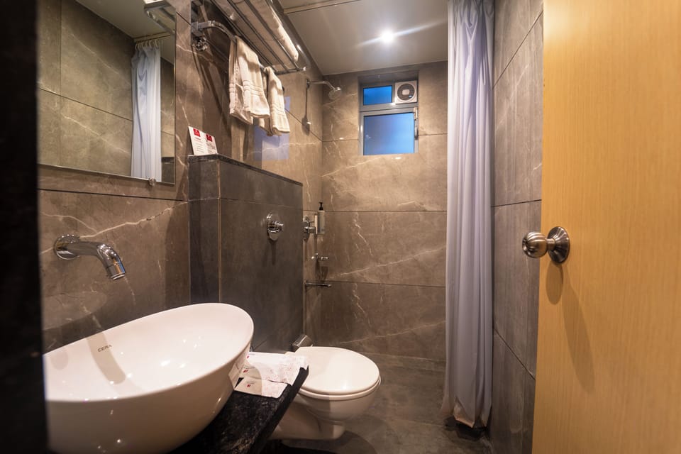 Deluxe Room | Bathroom | Shower, hydromassage showerhead, free toiletries, towels
