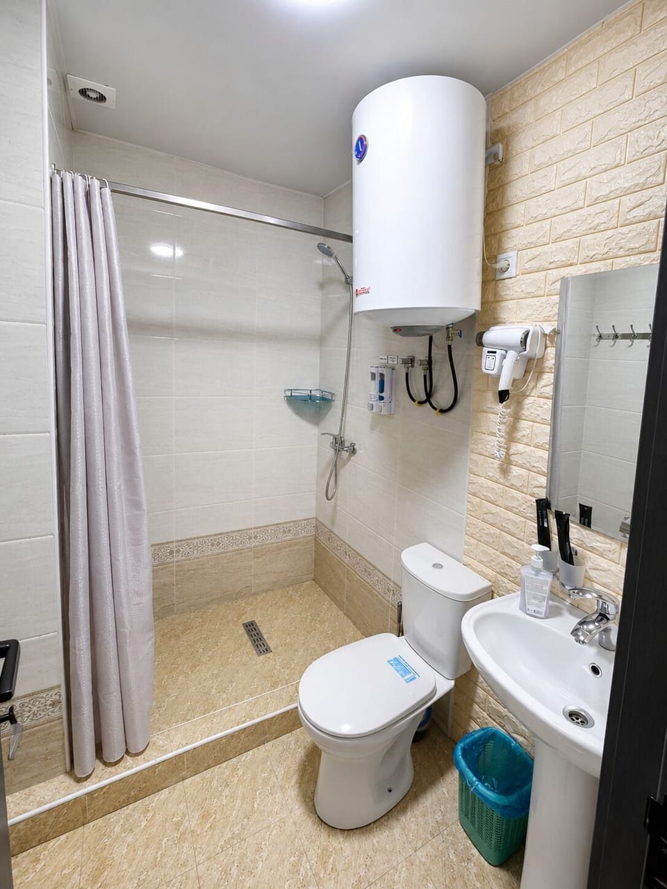 Standard Twin Room | Bathroom | Shower, hair dryer, bathrobes, slippers