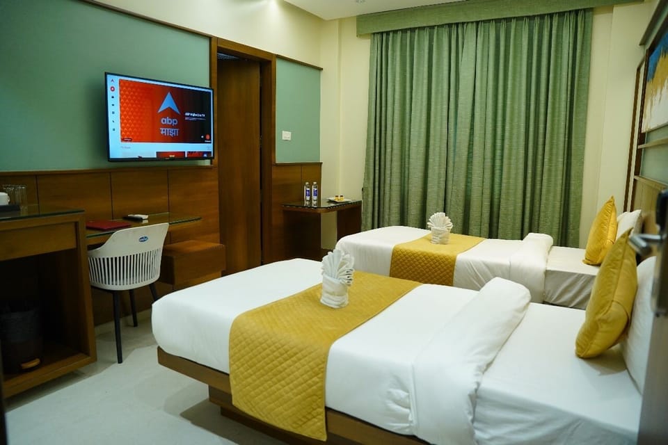 Deluxe Double or Twin Room | In-room safe, desk, laptop workspace, free WiFi