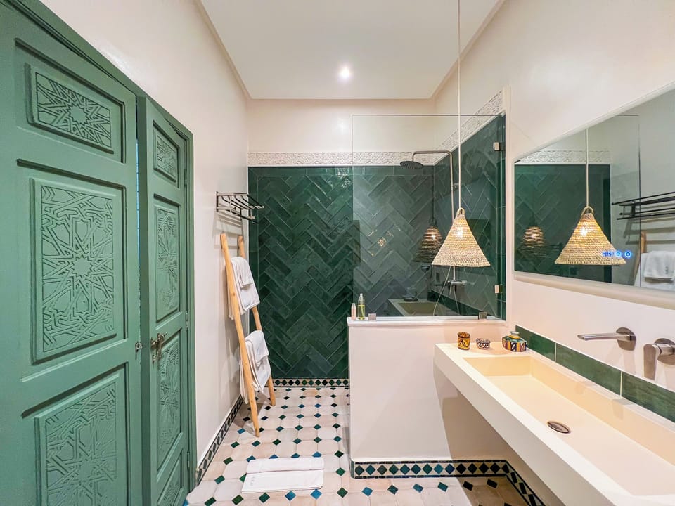 Junior Suite, 1 Bedroom, Non Smoking, Air conditioning | Bathroom | Shower, hair dryer, bidet, towels