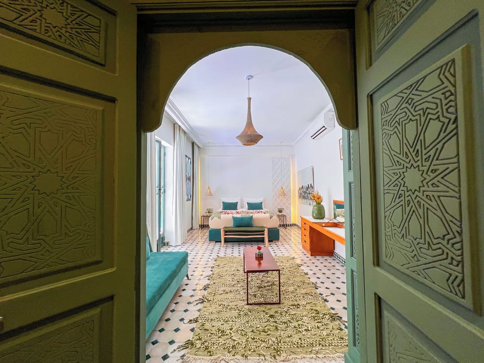 Junior Suite, 1 Bedroom, Non Smoking, Air conditioning | Pillowtop beds, in-room safe, blackout drapes, iron/ironing board