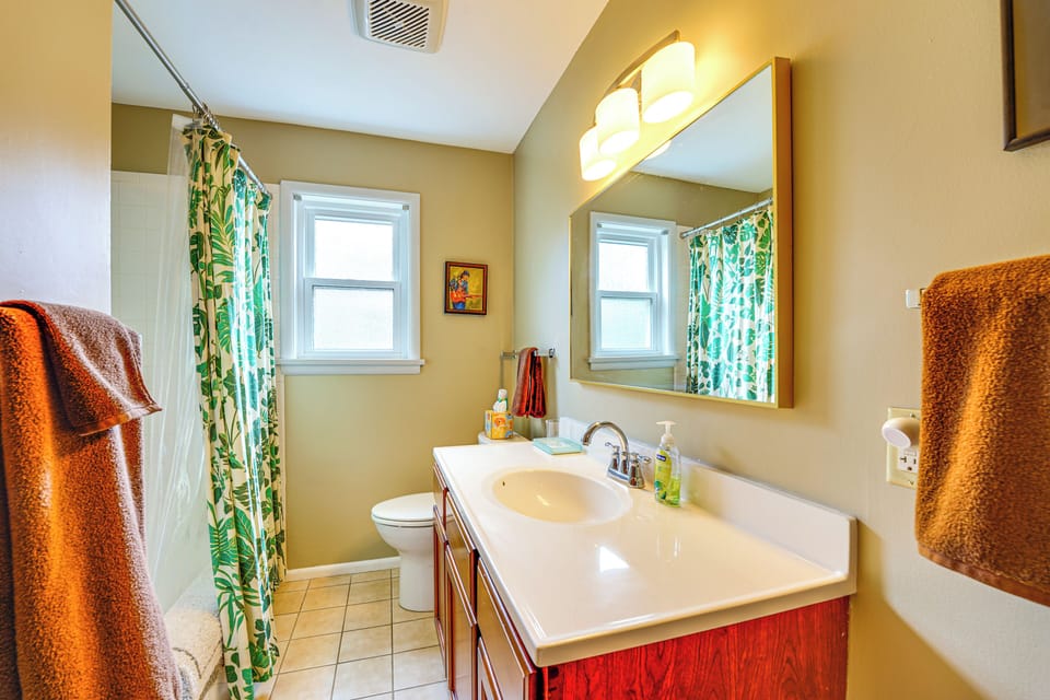 2 Mi to U of A: Centrally Located Home w/ Patio! Cottage in Fayetteville