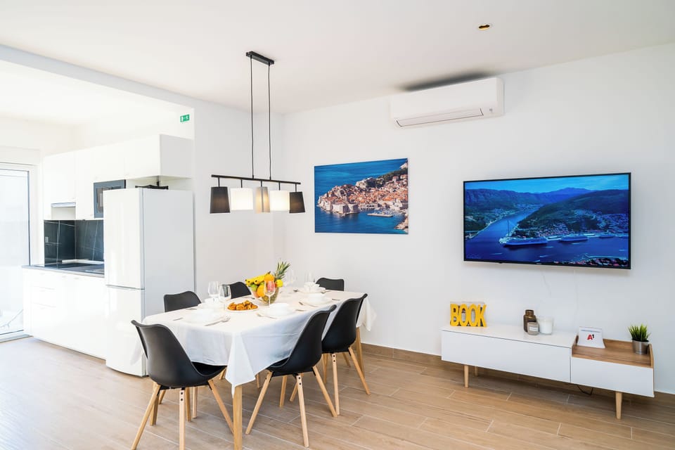 Luxury Apartment, Balcony, Garden View | Living room | 95-cm Smart TV with cable channels, books