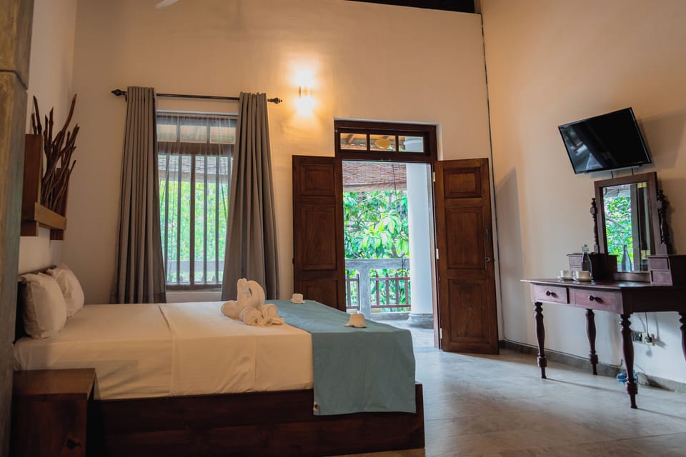 Deluxe Double Room | Desk