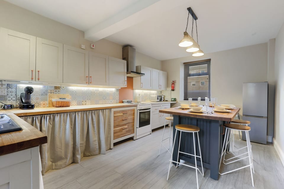 Cottage | Private kitchen | Coffee/tea maker, electric kettle, toaster, dining tables