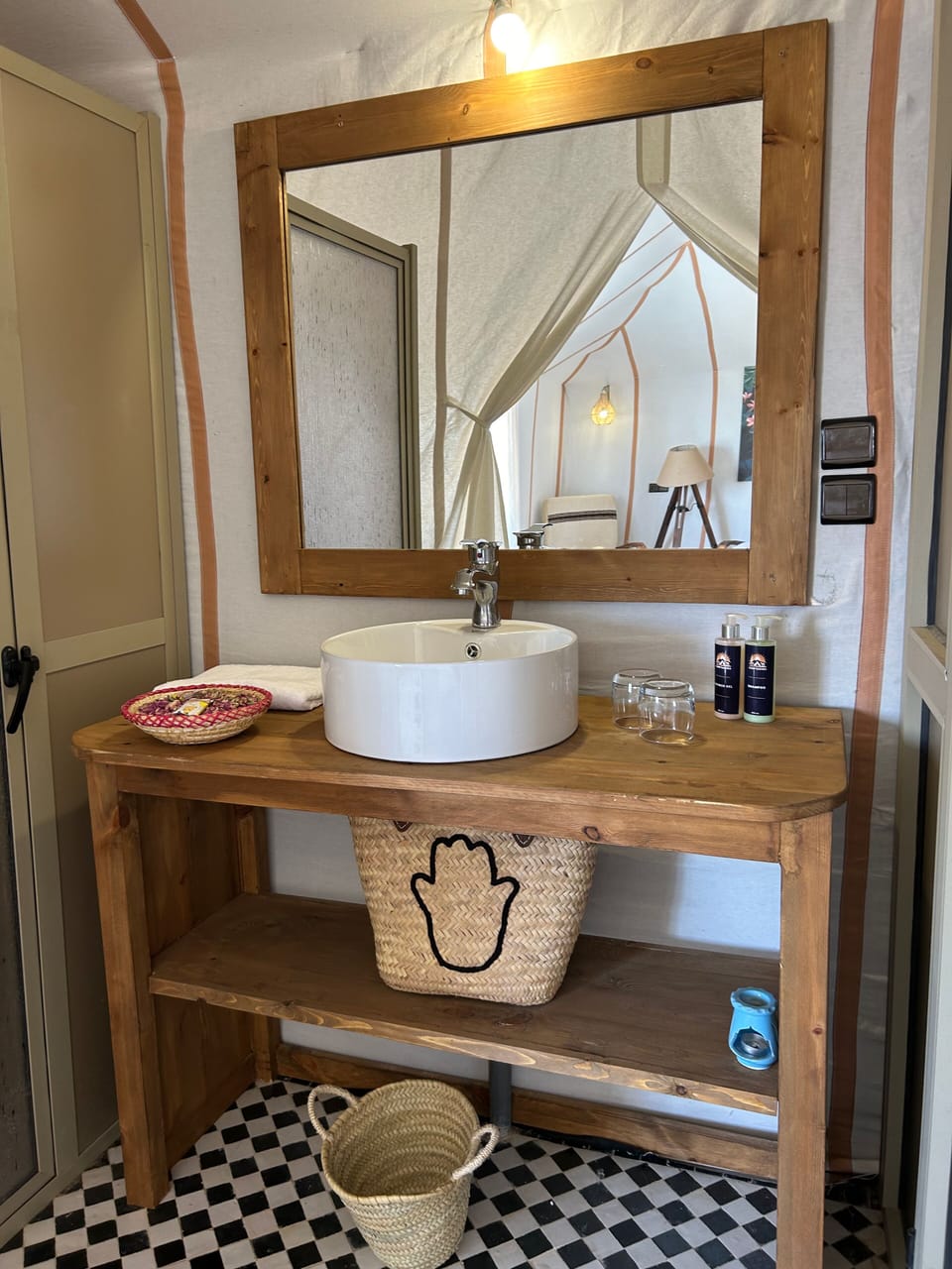 Shower, free toiletries, bathrobes, slippers