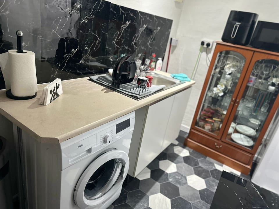 House | Private kitchen | Fridge, microwave, electric kettle, toaster
