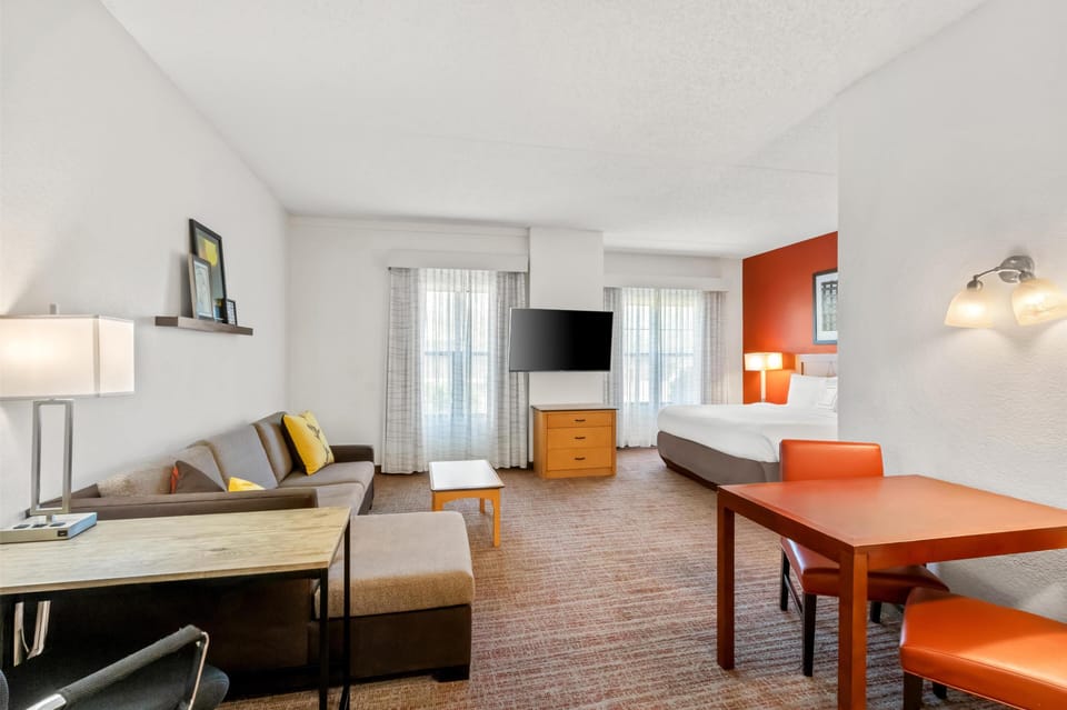 Studio Suite, 1 King Bed | Desk, iron/ironing board, free rollaway beds, free WiFi