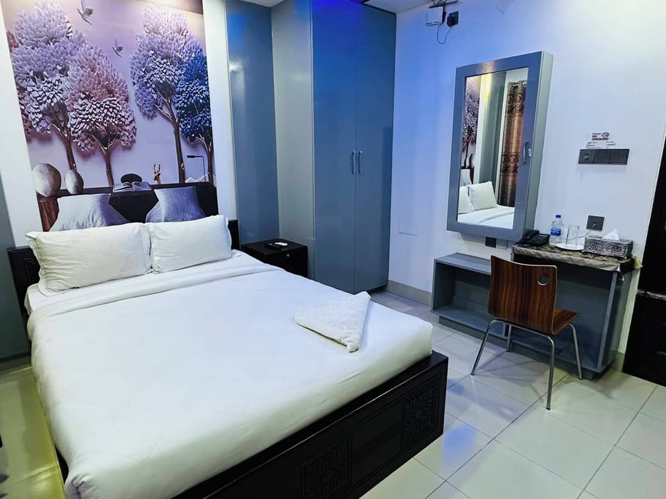 Family Room | In-room safe, desk, free WiFi