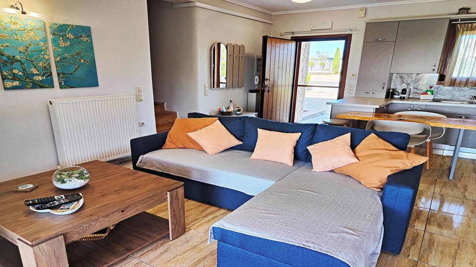 Traditional Villa | Living area | 32-inch Smart TV with digital channels, fireplace