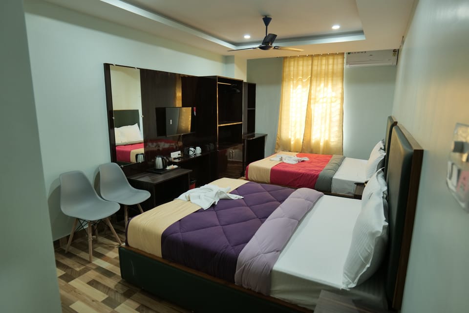 Family Quadruple Room | Desk, laptop workspace, free WiFi