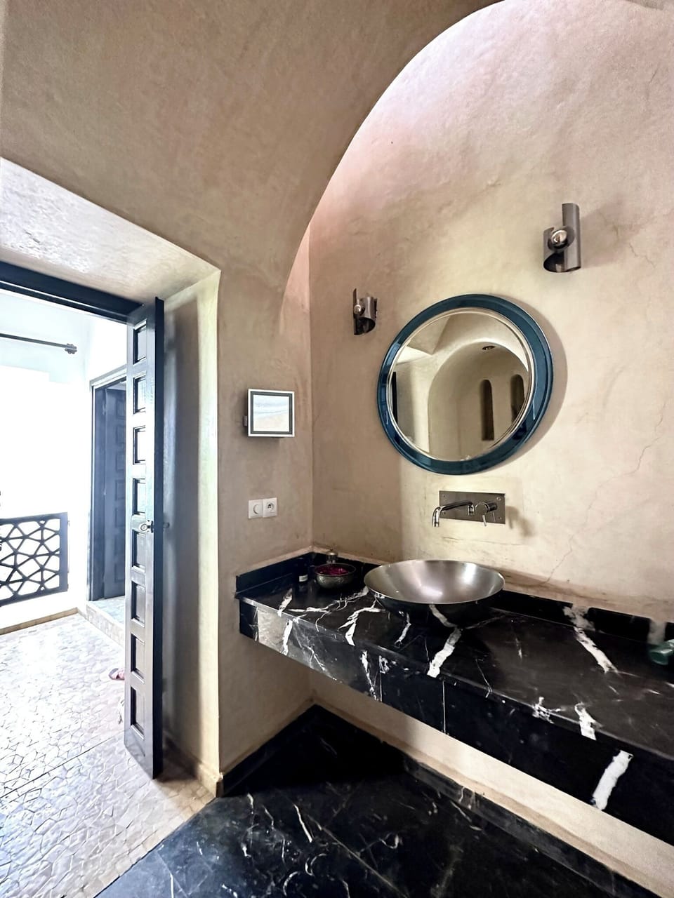 Studio Suite | Bathroom | Free toiletries, hair dryer, soap, shampoo