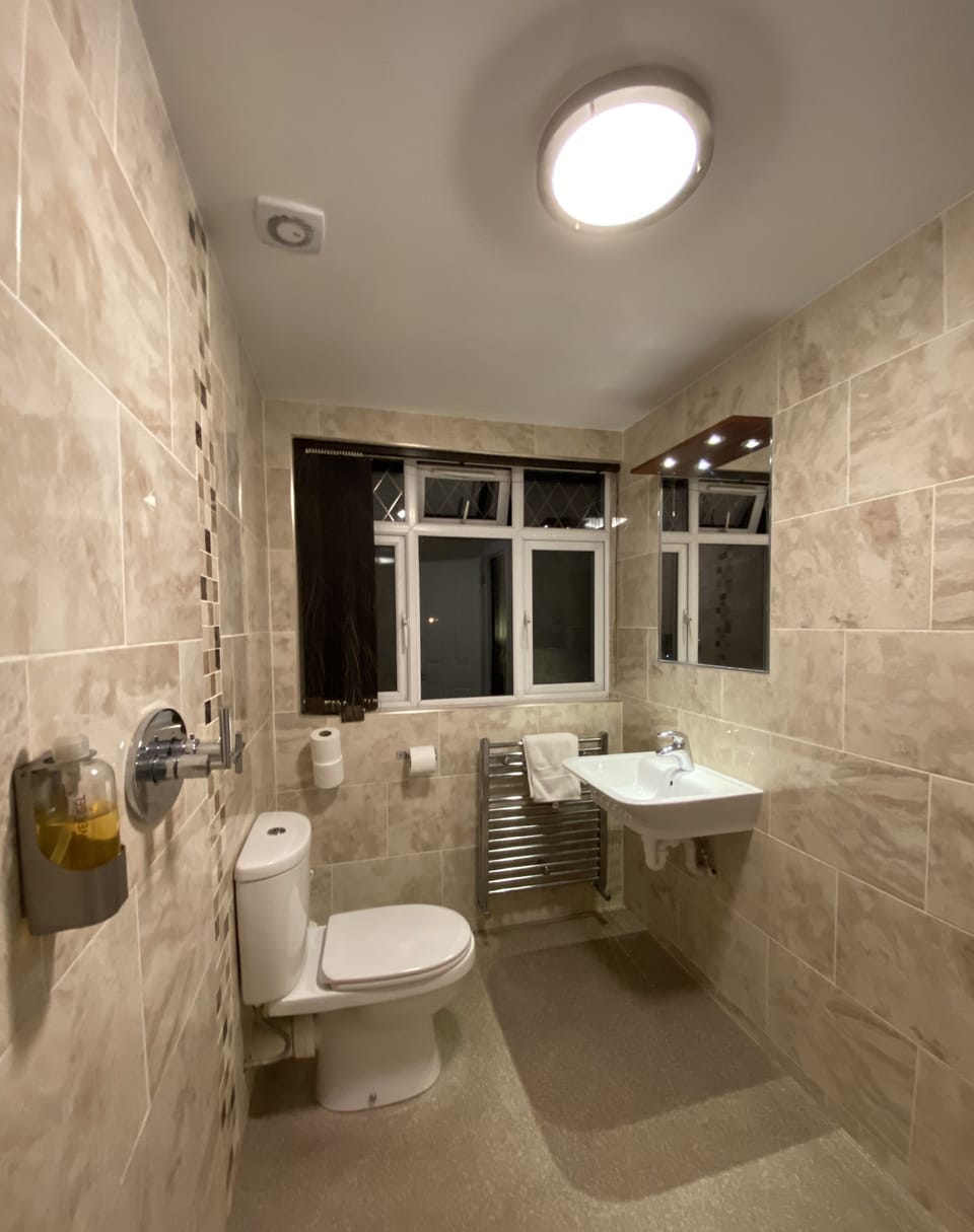 Double Room, Ensuite | Bathroom | Shower, rainfall showerhead, hair dryer, towels