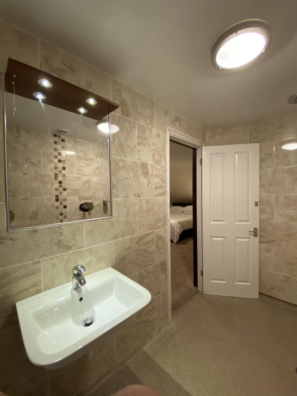 Double Room, Ensuite | Bathroom | Shower, rainfall showerhead, hair dryer, towels