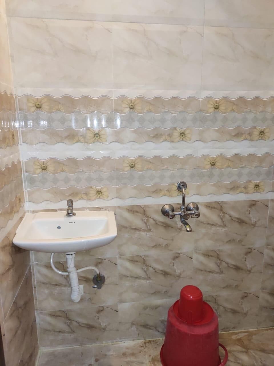 Deluxe Double Room | Bathroom | Shower, free toiletries, towels, soap