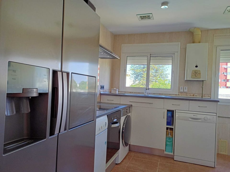 Full-size fridge, microwave, oven, stovetop