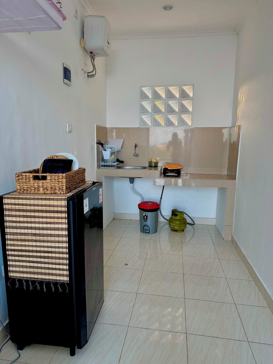 Deluxe Single Room, Courtyard View | Private kitchen | Fridge, stovetop, electric kettle, cookware/dishes/utensils