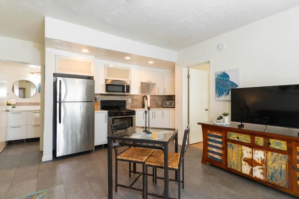 Room 3 1Bdr (Avenue View)  | Living area | 42-inch flat-screen TV with cable channels, TV