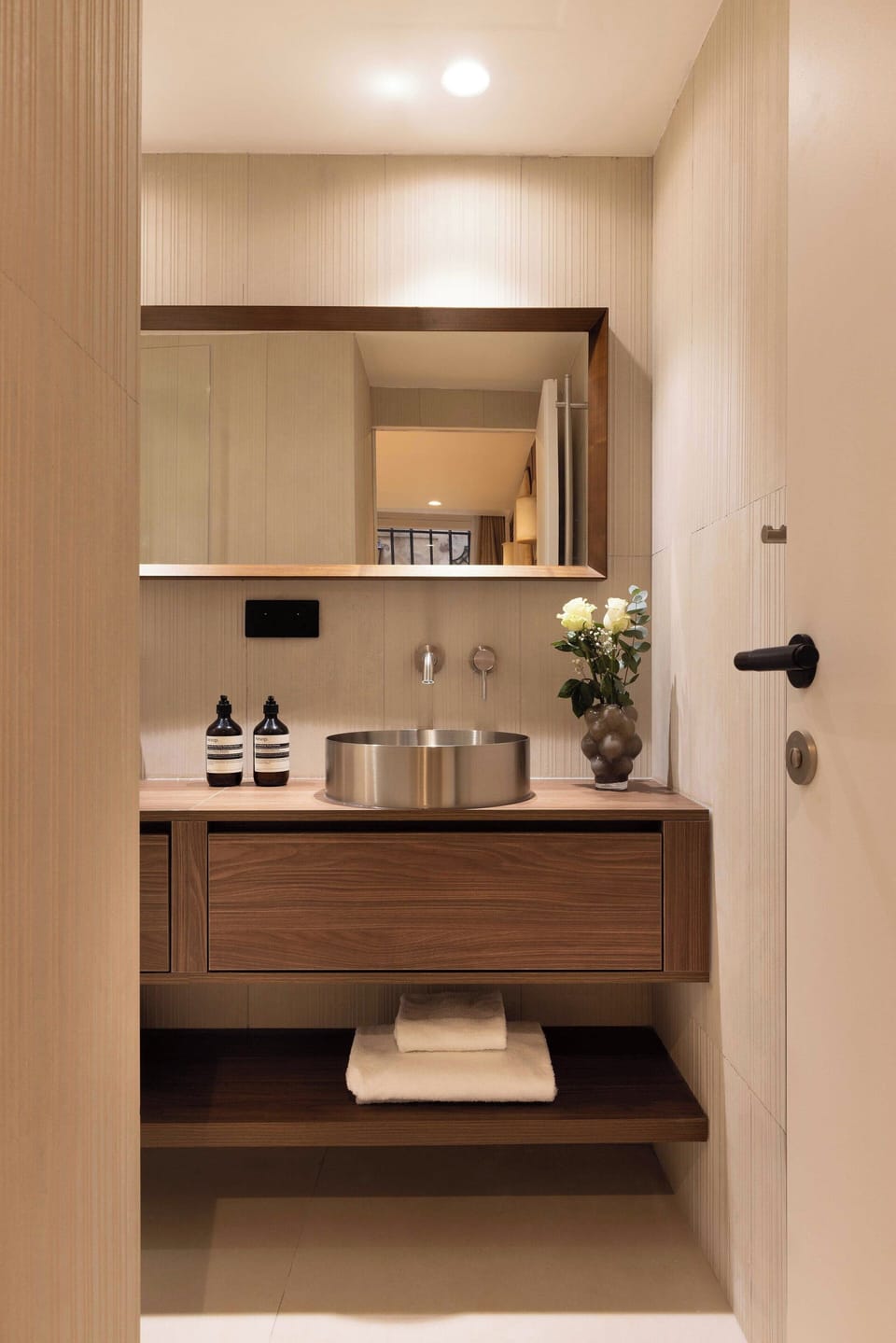 Apartment | Bathroom | Hair dryer, towels, shampoo