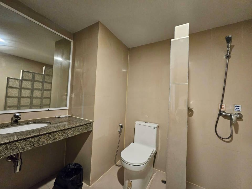 Superior Room | Bathroom | Shower, slippers, towels, toilet paper