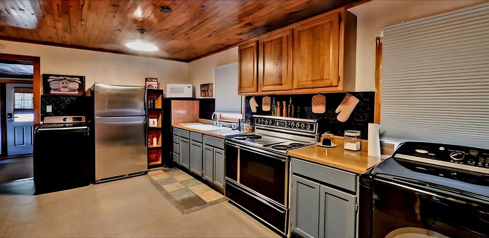 Basic House, Valley View | Private kitchen | Coffee/tea maker, toaster, highchair, griddle