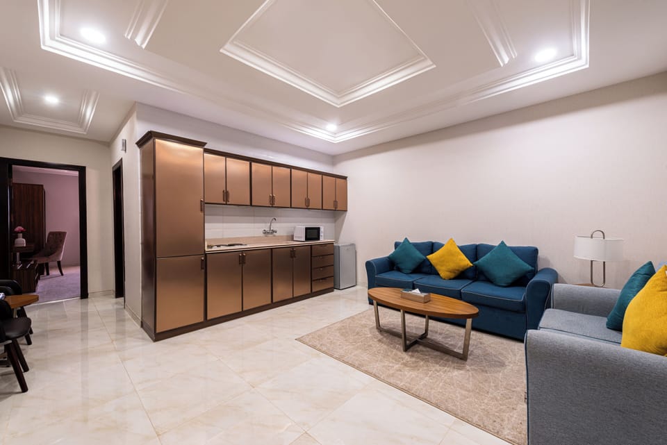 Junior Room, City View | In-room dining