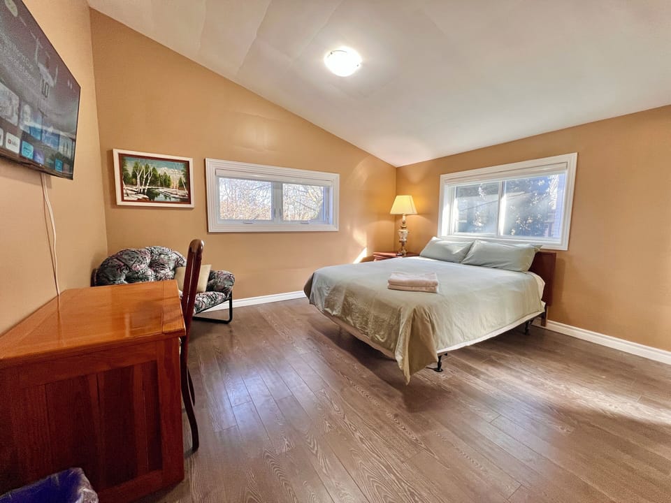 Deluxe Room, 1 Queen Bed, Private Bathroom | Desk, laptop workspace, blackout drapes, soundproofing