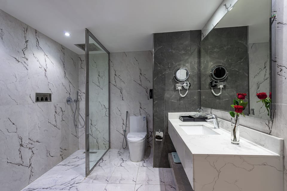 Junior Suite | Bathroom | Hair dryer, bidet, towels, soap