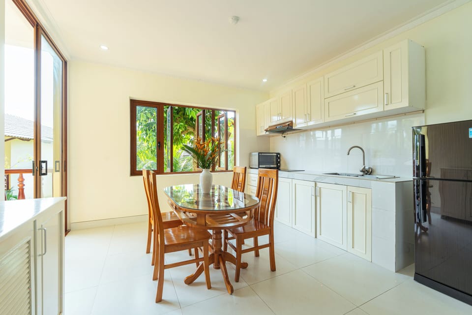 Executive Suite, 2 Bedrooms, Balcony, Garden View | Private kitchen | Electric kettle