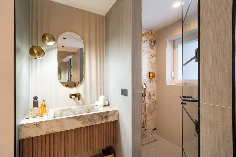 Deluxe Double Room with Bathtub, City View | Bathroom | Free toiletries, hair dryer, bathrobes, slippers