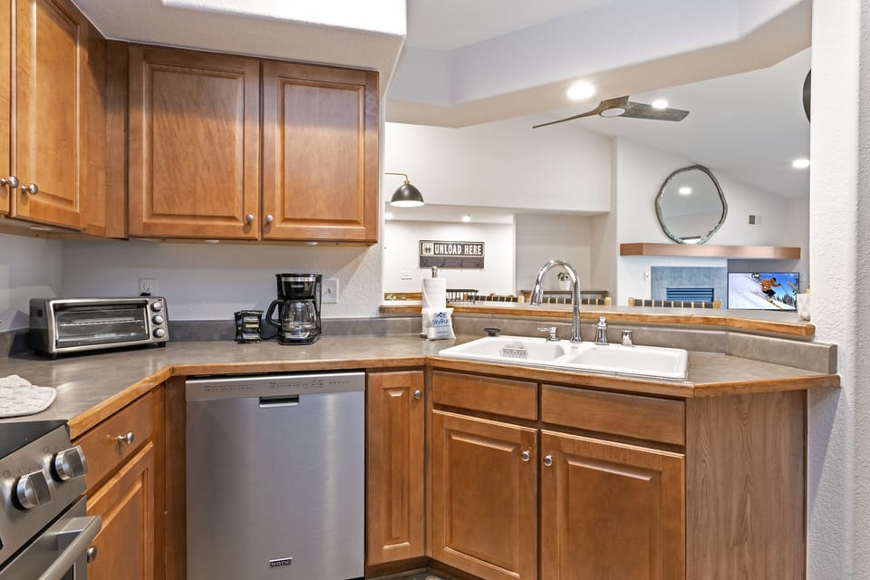Condo, 3 Bedrooms | Private kitchen | Fridge, oven, coffee/tea maker, toaster