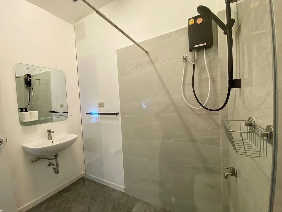 Deluxe Room | Bathroom | Free toiletries, hair dryer, bathrobes, slippers