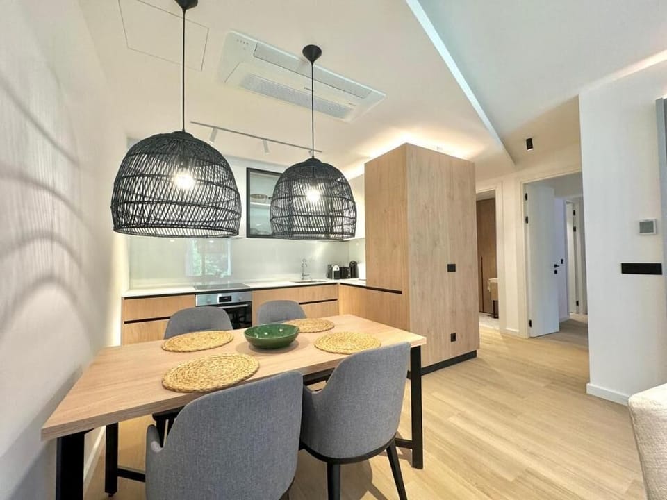 Deluxe Apartment, City View | Dining room