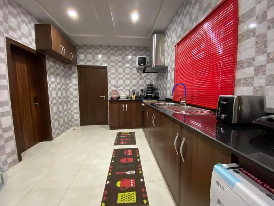 Family Apartment, Balcony, City View | Private kitchen | Fridge, microwave, oven, stovetop