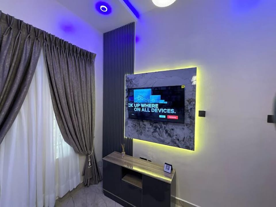 Deluxe Apartment, Balcony, City View | Living area