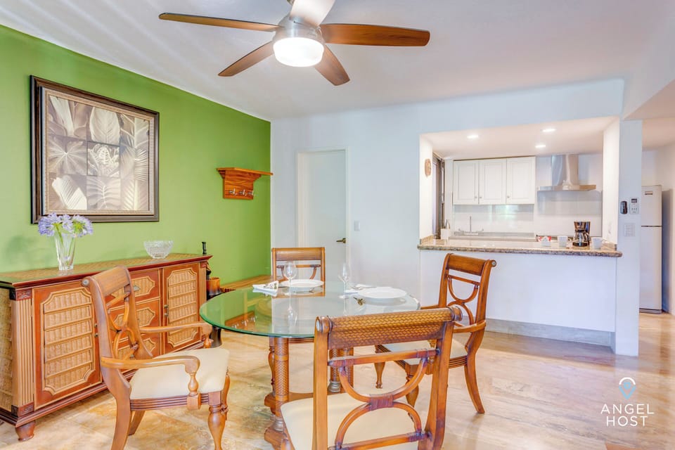 Studio, 2 Double Beds | In-room dining
